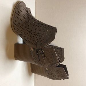 Sz 10 qupid open toed boots